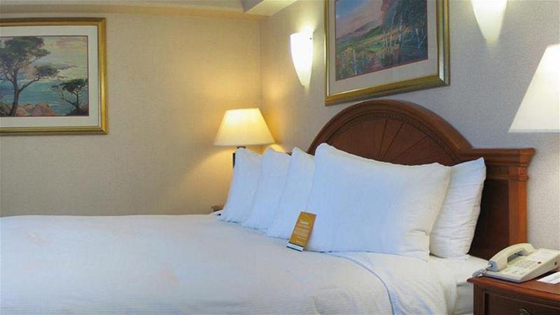 Express & Woodland Hills By Ihg 3*